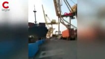 Endonezya'da kargo gemisi limana çarptı, yükleme kulesini yıktı