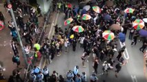 Scontri in un centro commerciale a Hong Kong. 37 arresti e 22 feriti | Notizie.it