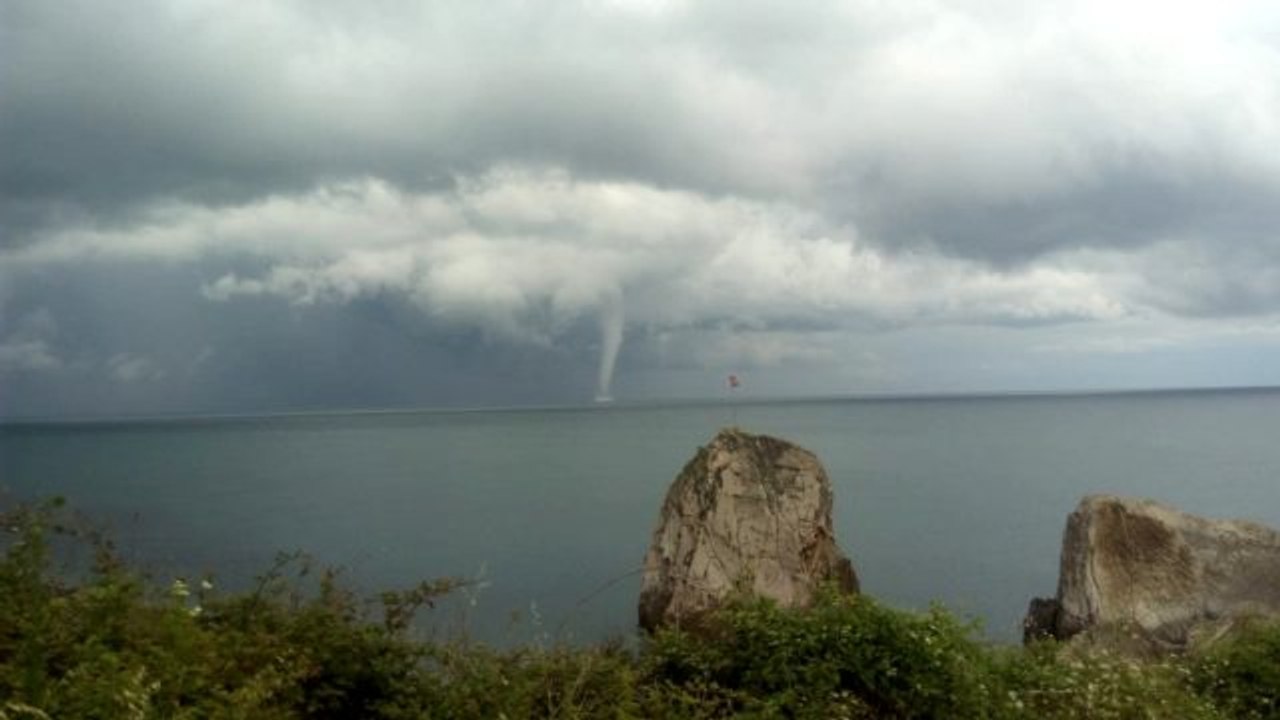 Denizde oluşan hortum korkuttu