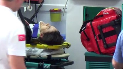 Kaskı kendine taktı, eşi canından oluyordu