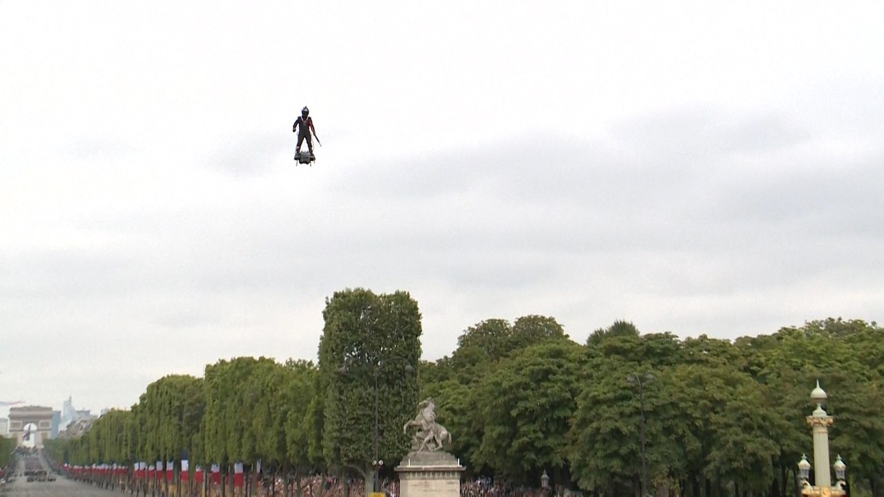 Flyboard-Show bei Militärparade zum französischen Nationalfeiertag
