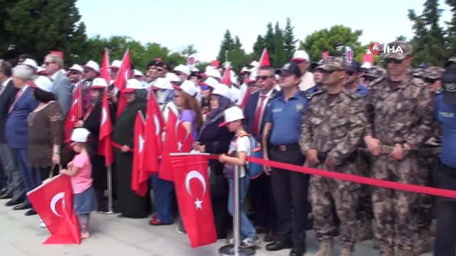 15 Temmuz anısına şehitliklere karanfil bırakıldı