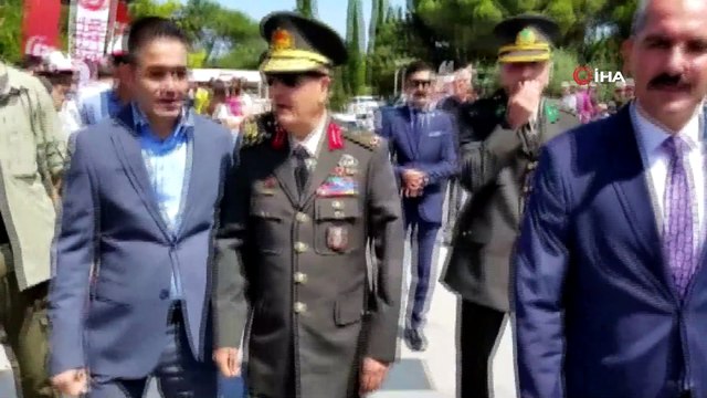 Zekai Aksakallı, 15 Temmuz anısına şehitliklere karanfil bıraktı