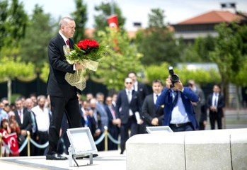 Cumhurbaşkanı Erdoğan, şehitler anıtına çiçek bıraktı