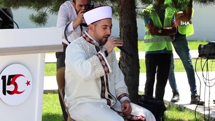 Erzincan'da şehitler için dualar edilerek kabirlerine karanfil bırakıldı