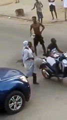 Il prend sa douche en pleine rue après la victoire des "lions"