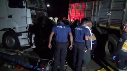 Kamyonun halatla çektiği otomobile tır çaptı: 3 ölü, 2 yaralı