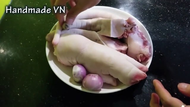 Cách Luộc Giò Heo, Đuôi Heo Giòn Căng và Cách pha muối chấm ớt cay ngon