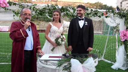 Futbol antrenörü, babasının kalecilik yaptığı şehir stadyumunda nikah kıyıp dünyaevine girdi