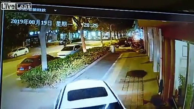 Femme au volant : elle coince sa voiture mercedes sur le trottoir !