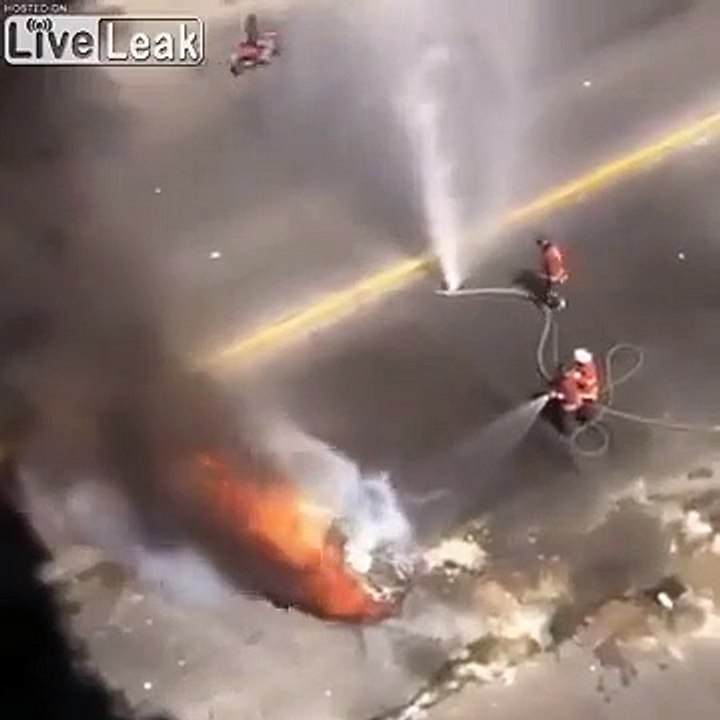 Ces pompiers n'y arrivent pas avec une lance à incendie folle !