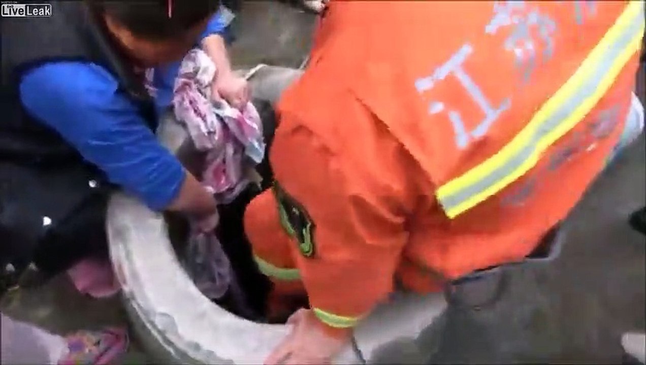 Sauvetage d'une fillette tombée dans un puit !