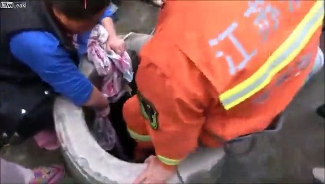 Sauvetage d'une fillette tombée dans un puit !