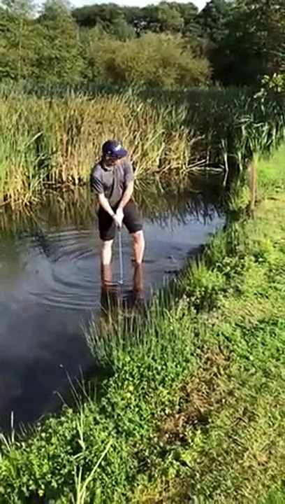 Ce golfeur essaye de jouer sa balle dans l'eau.. c'est ridicule LOL