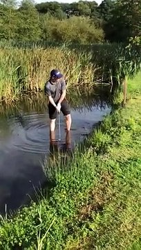 Ce golfeur essaye de jouer sa balle dans l'eau.. c'est ridicule LOL