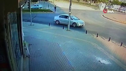 Otobüsün çarpmasından kıl payı kurtuldu