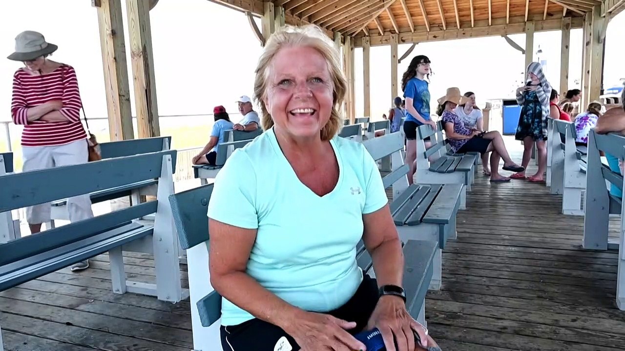 Seebad vertreibt aufdringliche Möwen mit Raubvögeln