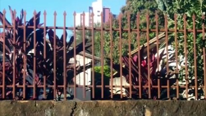 Incêndio ameaça casas e mobiliza bombeiros