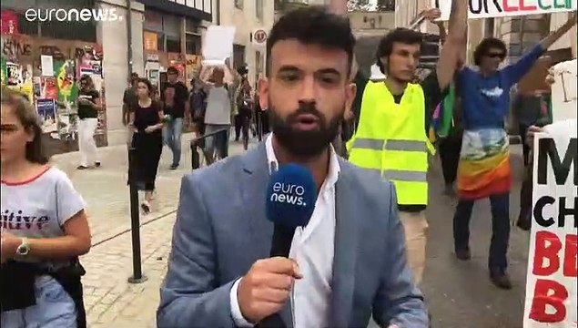 Urgence climatique : des portraits de Macron, exhibés tête en bas