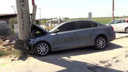 Otomobil elektrik direğine çarptı: 1 ölü, 2 yaralı