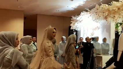 Diiringi Pasukan Star Wars, Cut Meyriska Memasuki Ballroom Resepsi