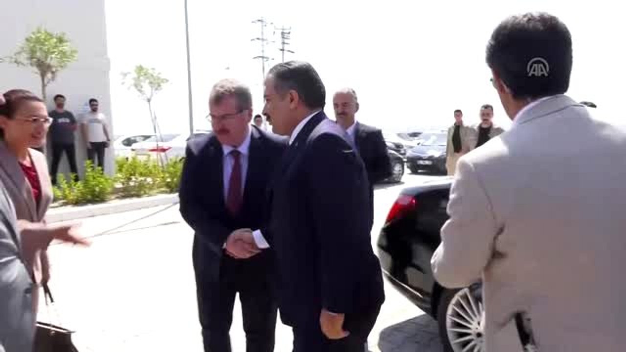 Sağlık Bakanı Koca, yapımı devam eden İzmir Bayraklı Şehir Hastanesi'nde incelemelerde bulundu (2)