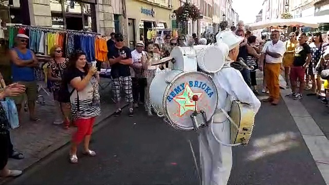 Lunéville : ciel bleu et musique sur la braderie avec Rémy Bricka