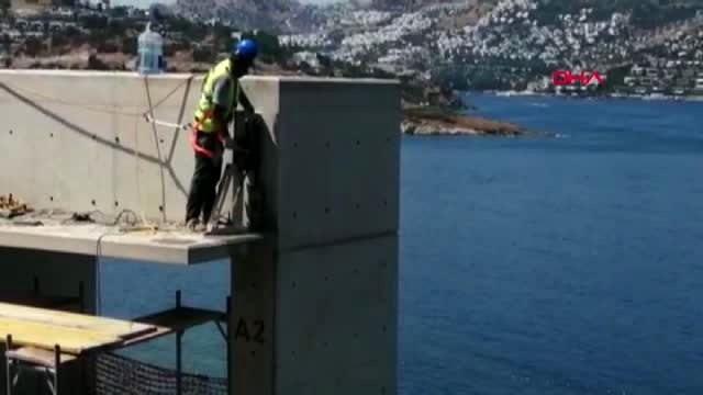 BODRUM'DA İNŞAATI DURDURULAN PROJENİN İMARA AYKIRI BÖLÜMLERİNİN YIKIMI SÜRDÜ