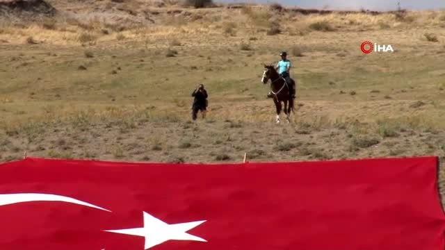 Ahlat 'şaha' kalktı...Nevşehir'den Ahlat'ta görev alan atlı birlikler güven veriyor