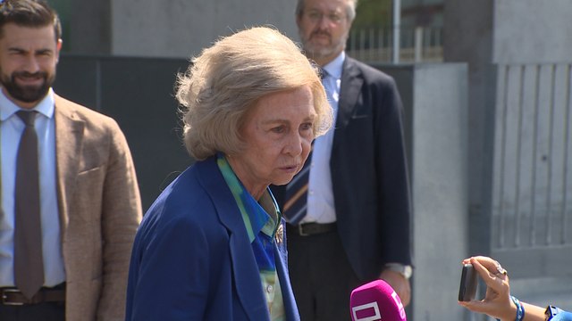 Doña Sofía acude al hospital para visitar a don Juan Carlos