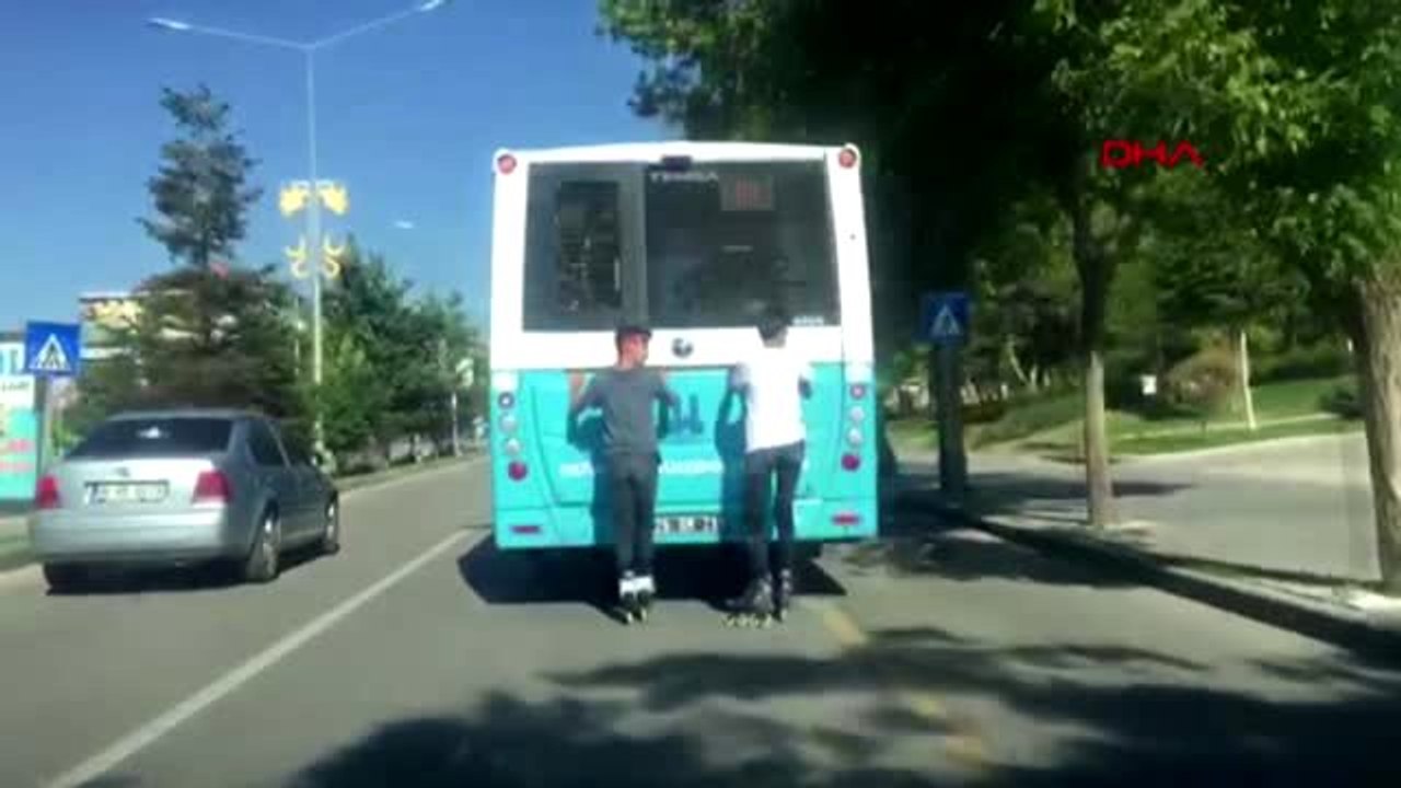 ERZURUM Patenci gençlerin trafikte tehlikeli oyunu