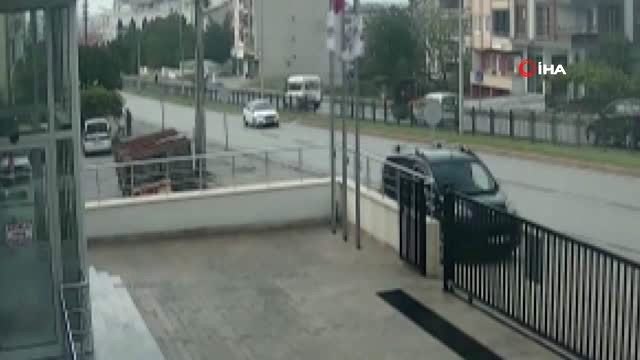 Hafif ticari araç ile forkliftin çarpıştığı kaza kamerada