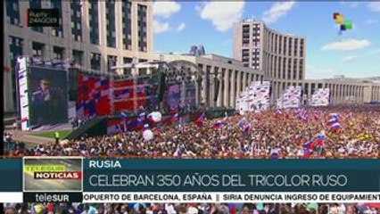 Rusia celebra 350 años de la bandera tricolor