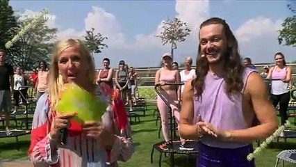 Blogger Riccardo Simonetti - Jump with purple glitter shorts - | ZDF Fernsehgarten 25.08.2019