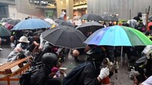 شرطة هونغ كونغ تستخدم خراطيم المياه لتفريق المحتجين