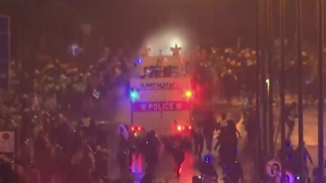 홍콩 시위 주말 연이틀 물리적 충돌...물대포 등장 / YTN