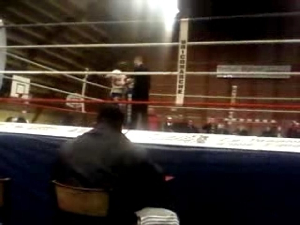 Combat de boxe thailandaise de julian (suite)