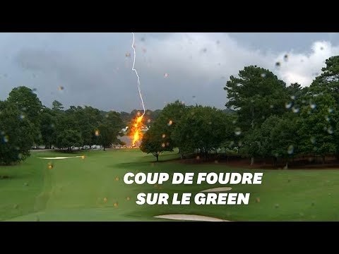 Deux éclairs foudroient des arbres en plein milieu d'un tournoi de golf