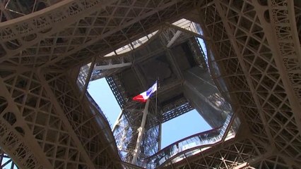 75 ans après, le drapeau français à la tour Eiffel