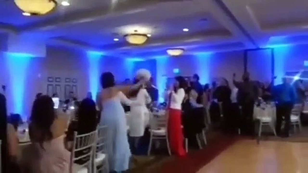 Ce marié fait une entrée fracassante... un peu trop