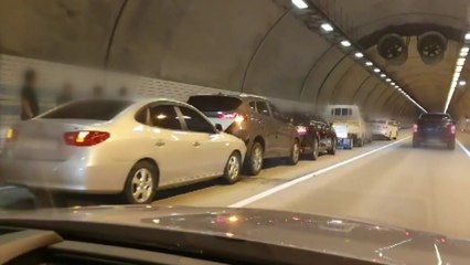 충북 보은 수리티터널서 차량 20여대 추돌 / YTN