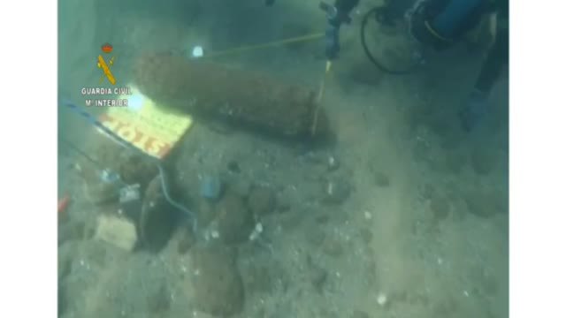 Así es el artefacto explosivo que los GEAS han hallado en una playa de Barcelona