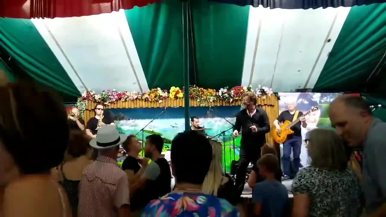 Ecaussinnes: Thierry Luthers chante Johnny à l'Oberbayern marchois (1)