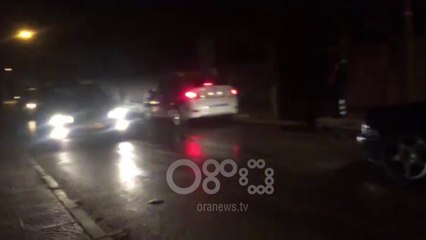 Tải video: RTV Ora - Fier, makina përplaset me shtyllën, përfundon e përmbysur në mes të rrugës