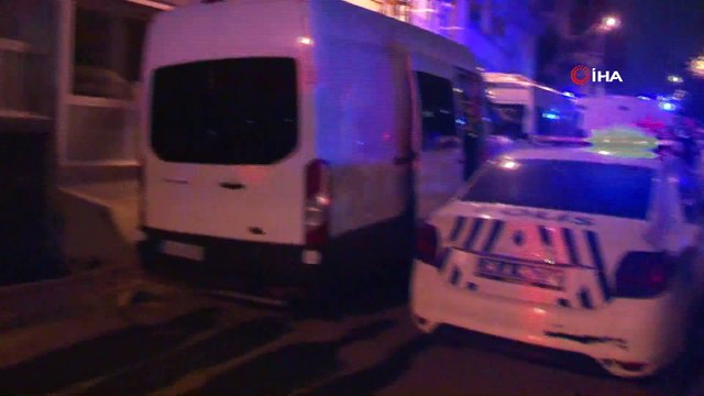 - Ümraniye’de şizofren olduğu öğrenilen bir kişi silahla annesi, kardeşi ve babasını vurdu. Olayda anne ve şahsın kardeşi hayatını kaybederken, baba ağır yaralandı. Saldırgan genç de daireden aşağıya atlayarak intihar etti.