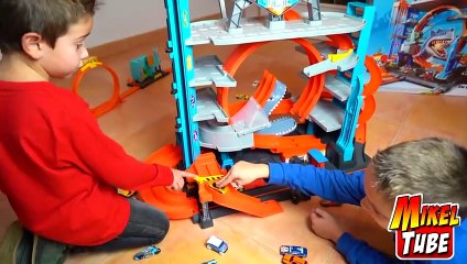 Estas Navidades Mikel y Leo prueban el Garage HotWheels City_HIGH