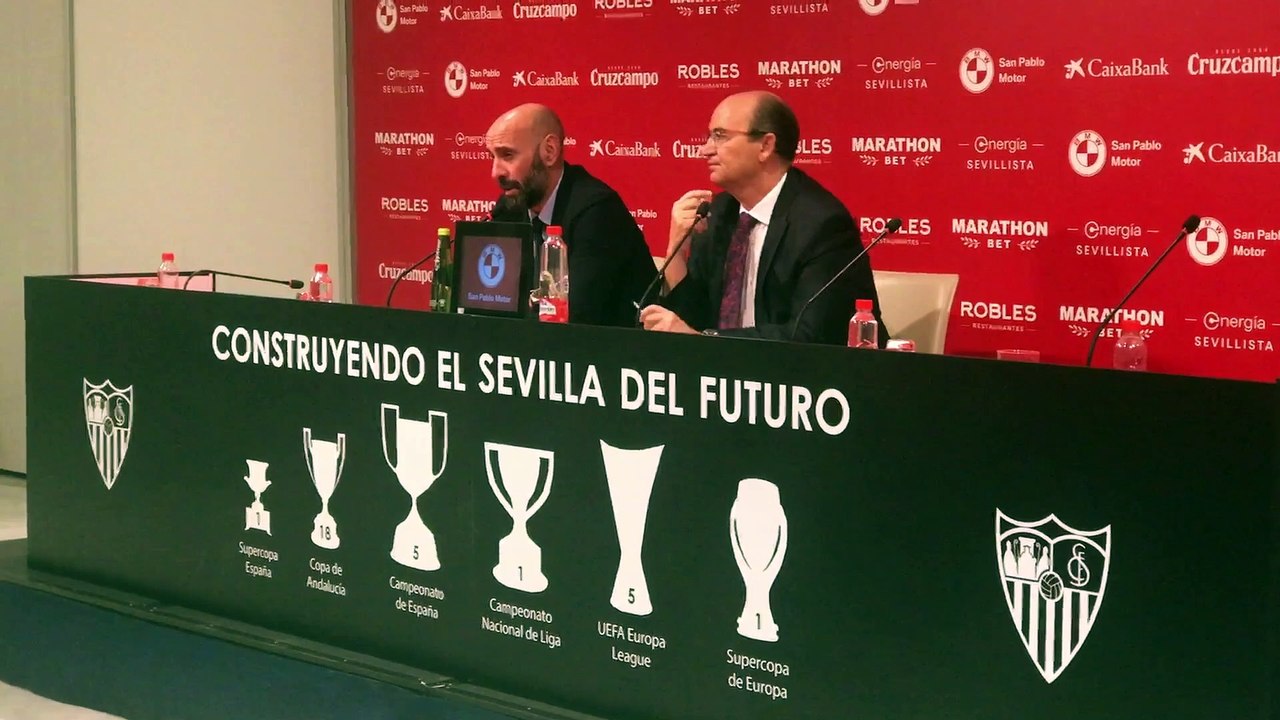 Monchi repasa la planificación del Sevilla antes de volar a Estados Unidos