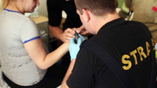 Przecinanie obrączki przez straż pożarną