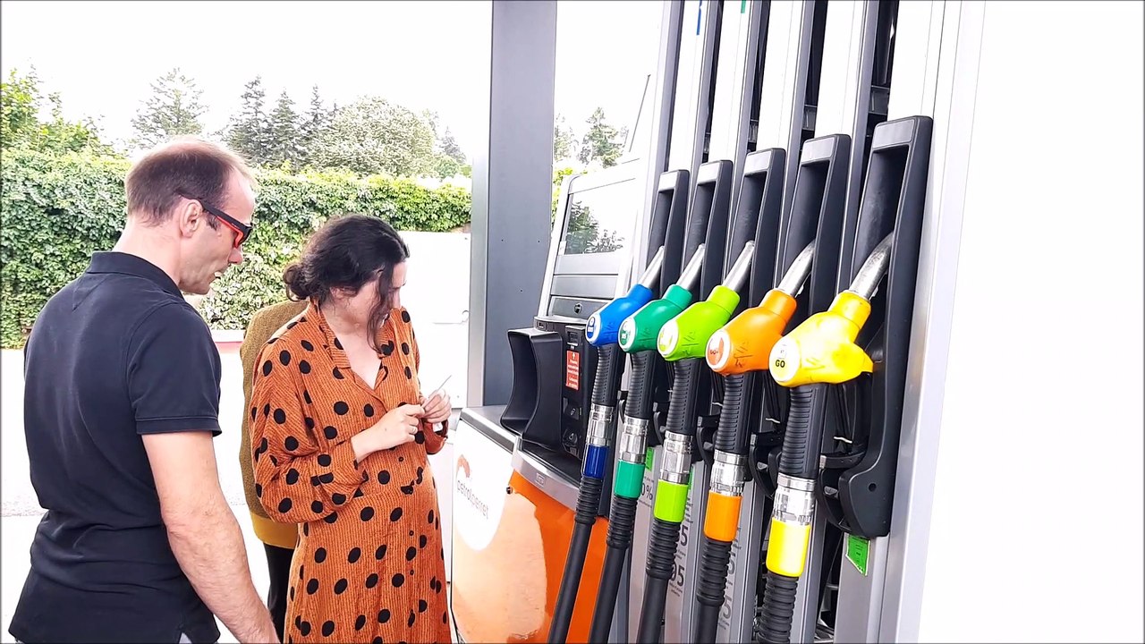 Benoît Perret présente le système de paiement en espèces automatisé de Petrol Perret