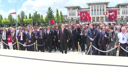 Cumhurbaşkanı Erdoğan, şehitler anıtına çiçek bıraktı